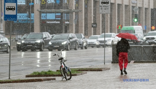 В Україні завтра дощі з мокрим снігом, вдень до +16°