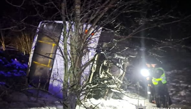 На Чернігівщині перекинувся автобус, 11 постраждалих