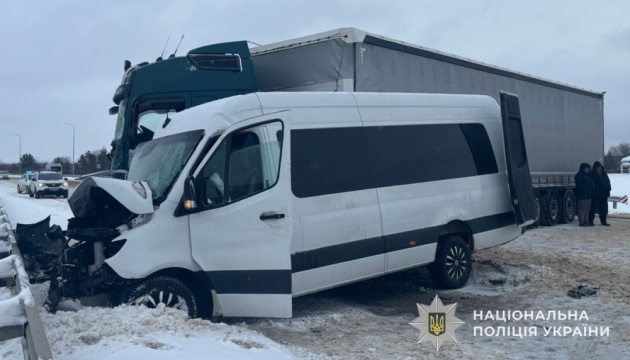 На Львівщині мікроавтобус зіткнувся з вантажівкою, є загибла та постраждалі