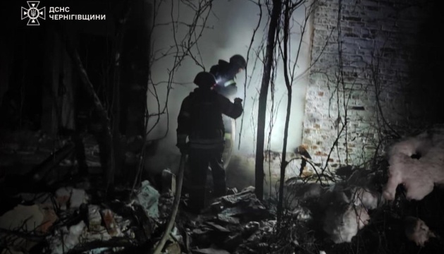 Загарбники за добу 35 разів били по Чернігівщині: пошкоджена інфраструктура, є поранений