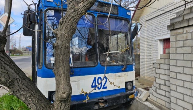 Війська РФ атакували дроном тролейбус у Херсоні, водій - у тяжкому стані