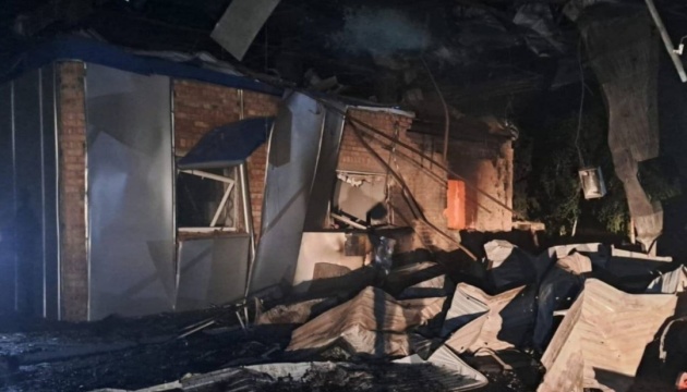 Ворог із вечора майже 10 разів бив по Дніпропетровщині - пошкоджені підприємство та АЗС, є постраждалий