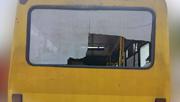 У Херсонській громаді ворог знову вдарив по маршрутці та людях, є загибла та поранені