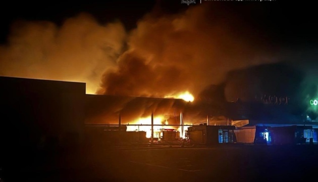 Внаслідок дронової атаки на Запоріжжя спалахнула масштабна пожежа в одному з торговельних центрів