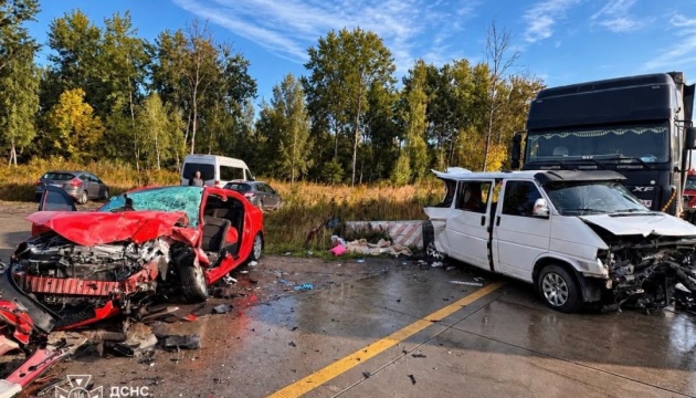 На Житомирщині зіткнулися чотири автомобілі: травмувалися шестеро людей, серед них - діти