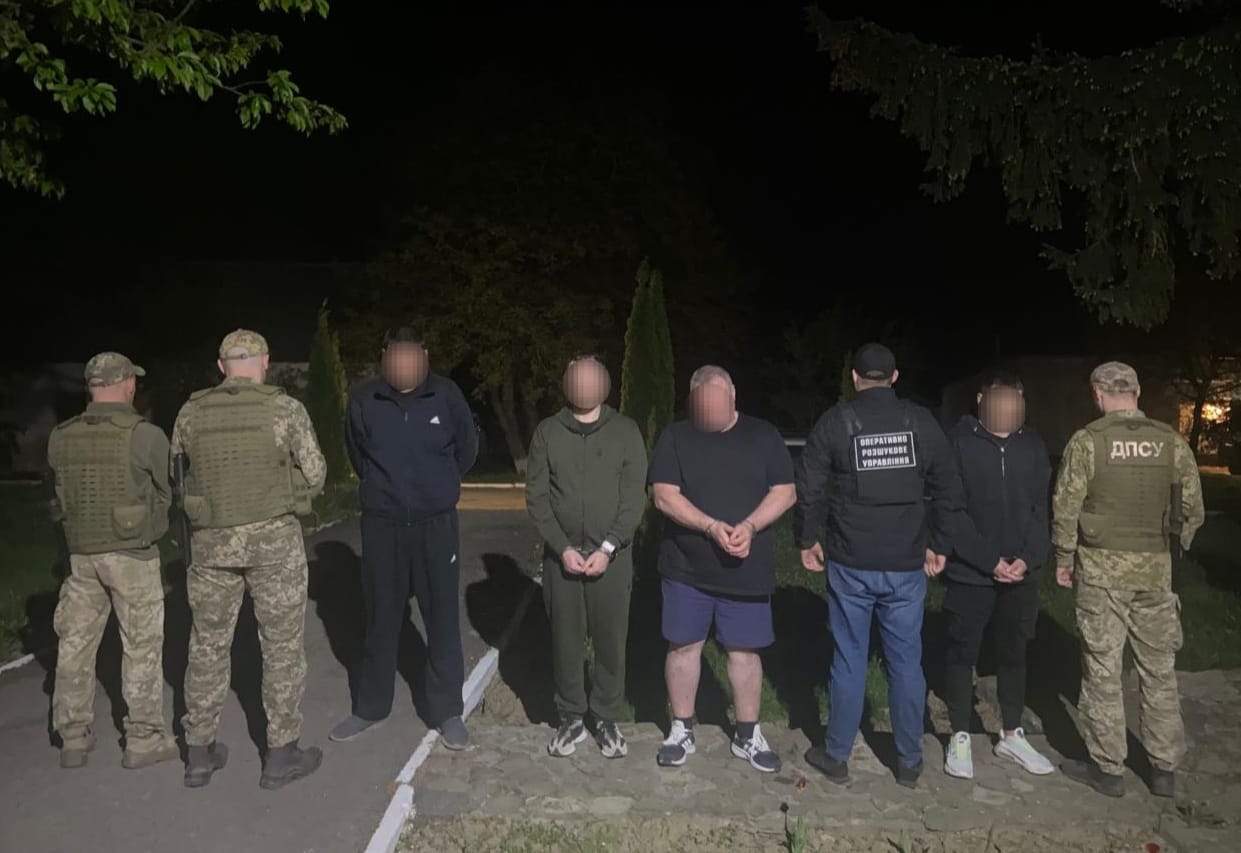 Хотіли до Словаччини: на Закарпатті затримали трьох чоловіків та місцевого таксиста