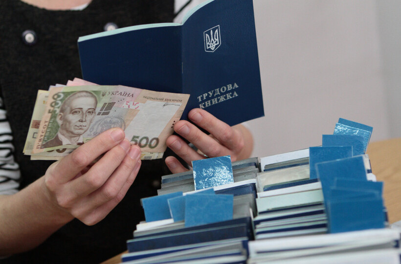 В Україні роботодавці готуються підвищувати заробітну плату працівникам: відомо у кого і на скільки зростуть виплати