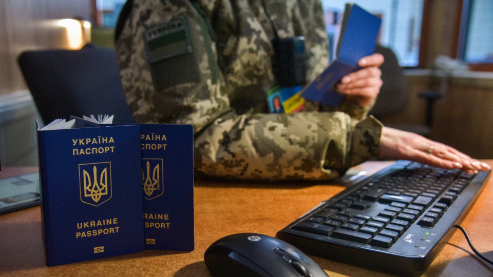 На Закарпатті затримали двох чоловіків, які хотіли втекти за кордон з фальшивими документами