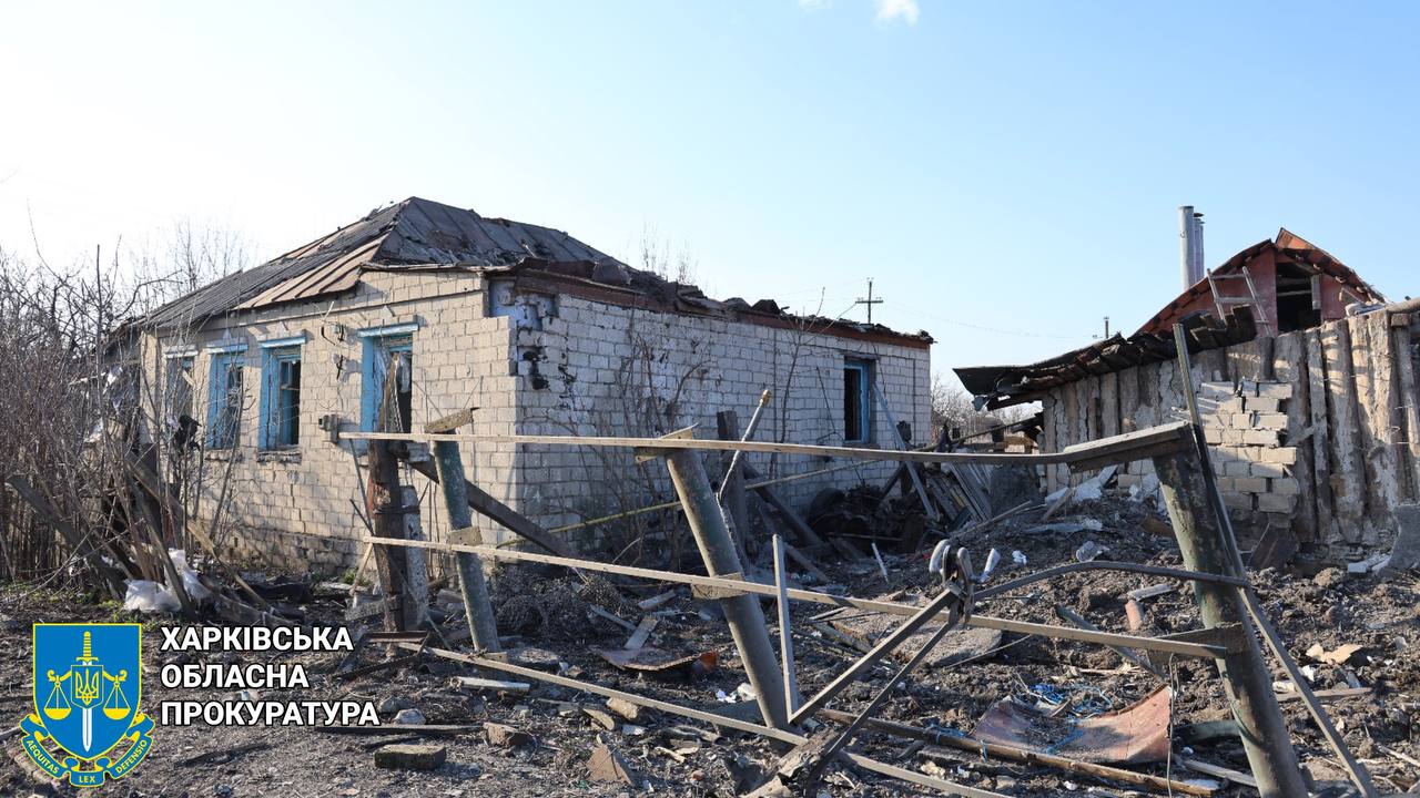 Военные РФ сбросили авиабомбу на Купянск: пострадали двое мужчин (фото)