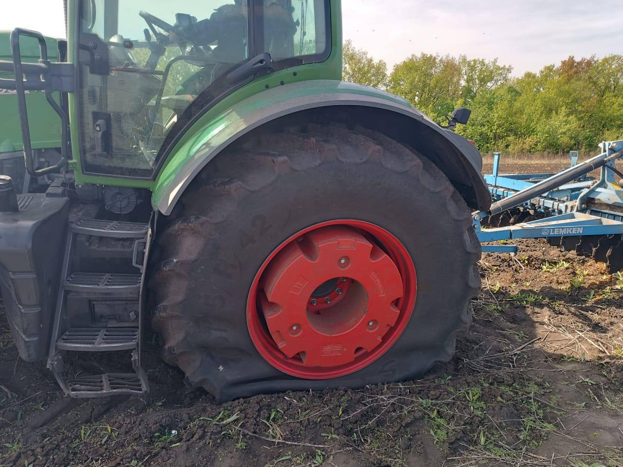 В Харьковской области подорвался трактор (фото)