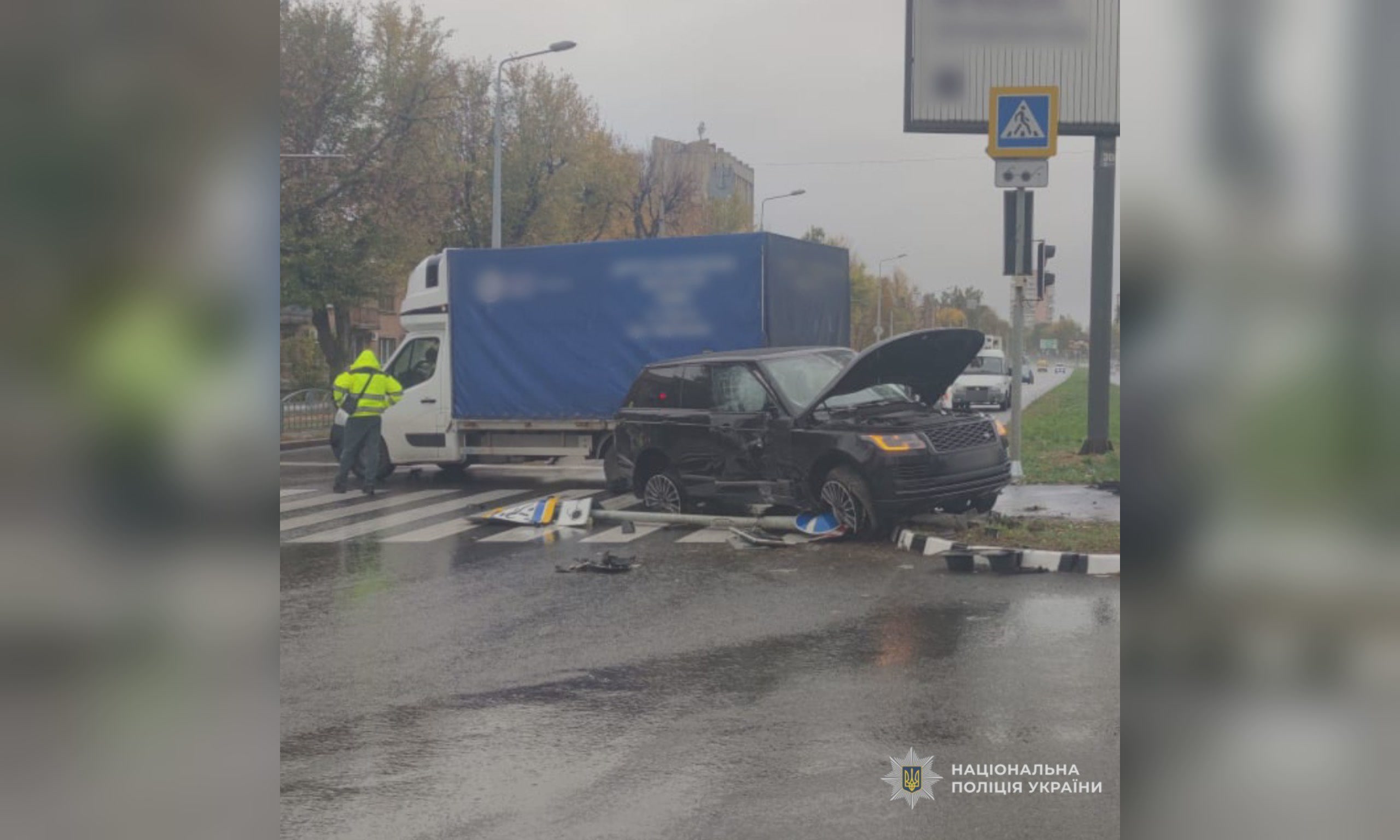 Авария на Клочковской: водителя Range Rover увезли в больницу (фото, видео)