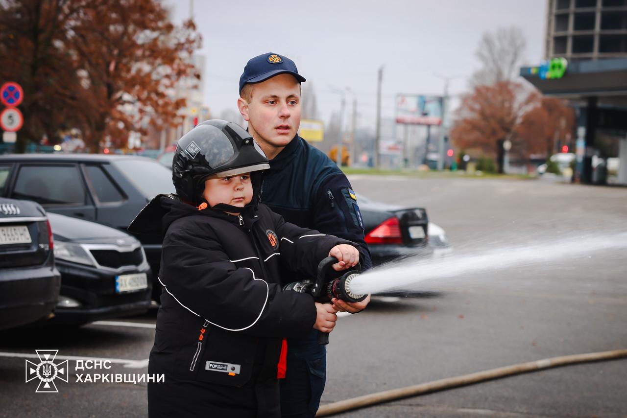 Спас себя и бабушку: бойцы ГСЧС пригласили в гости 8-летнего харьковчанина 📷