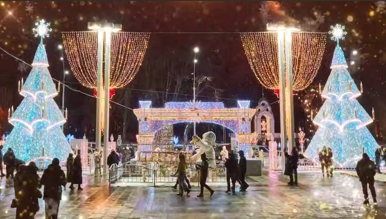 Сияющий новогодний Харьков показал Терехов в поздравлении (видео)