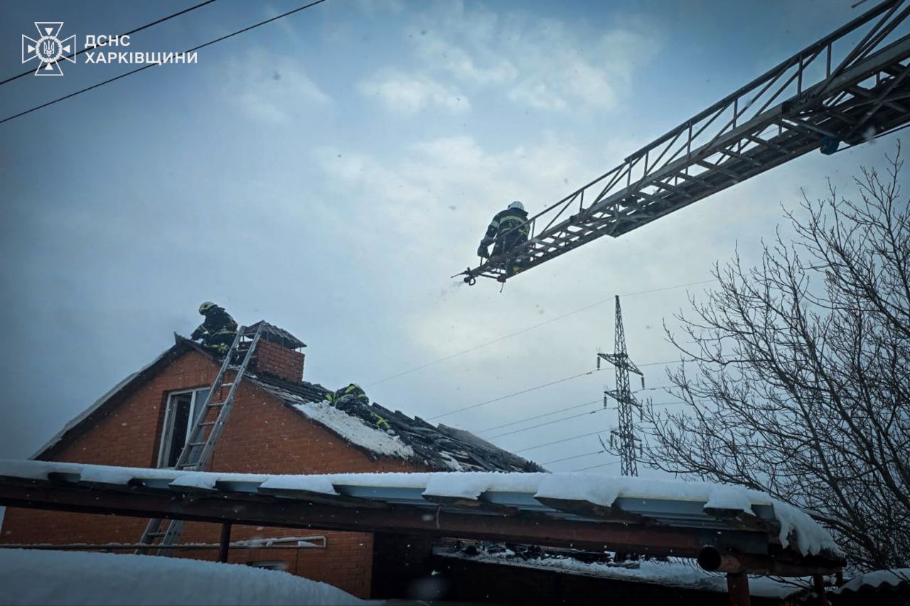 Под Харьковом горел дом днем 31 декабря: что случилось (фото)