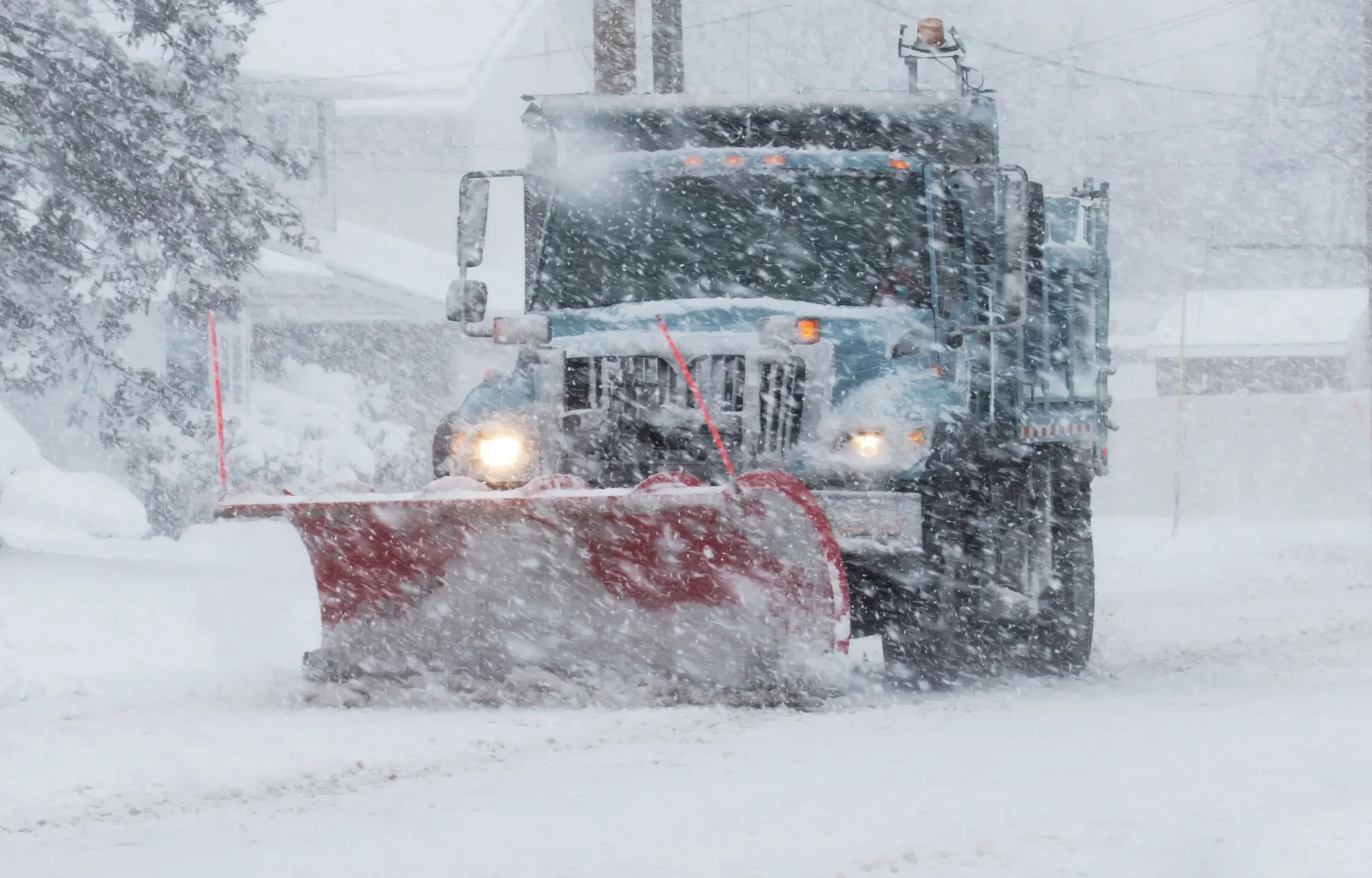 Харьковщину уже накрывает снежная стихия: какова ситуация на дорогах области