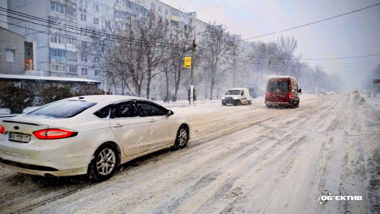 Харьков и область заметает: машины достают из сугробов, обстановка на дорогах