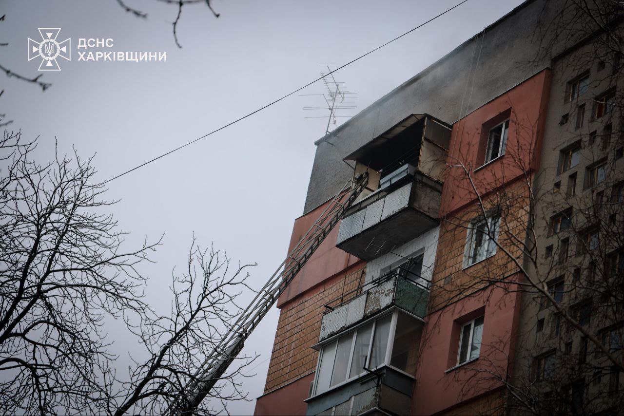 Из-за короткого замыкания в Харькове бушевал пожар в многоэтажке (фото)