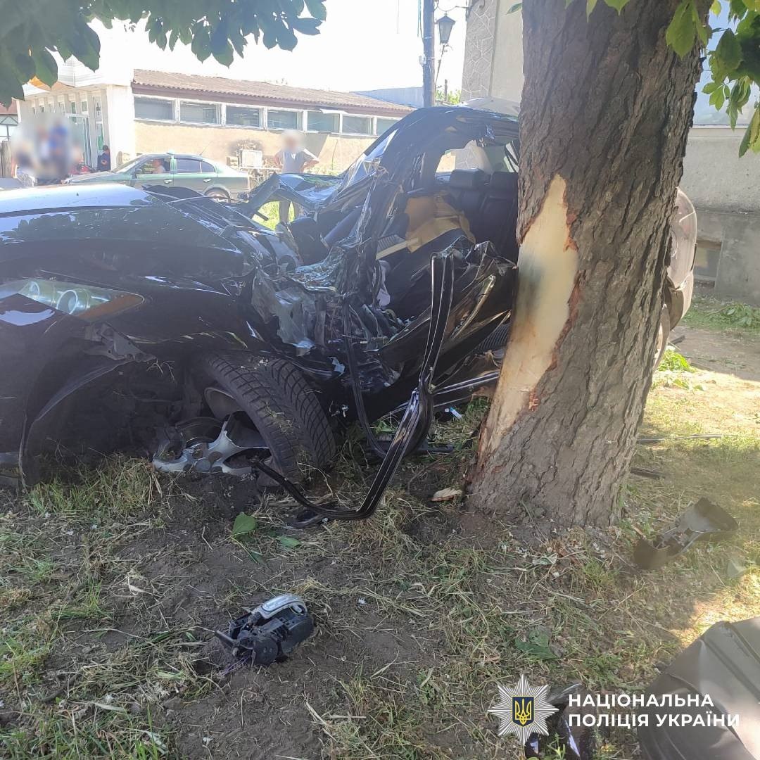 Смертельное ДТП в Змиеве: от удара авто влетело в дерево