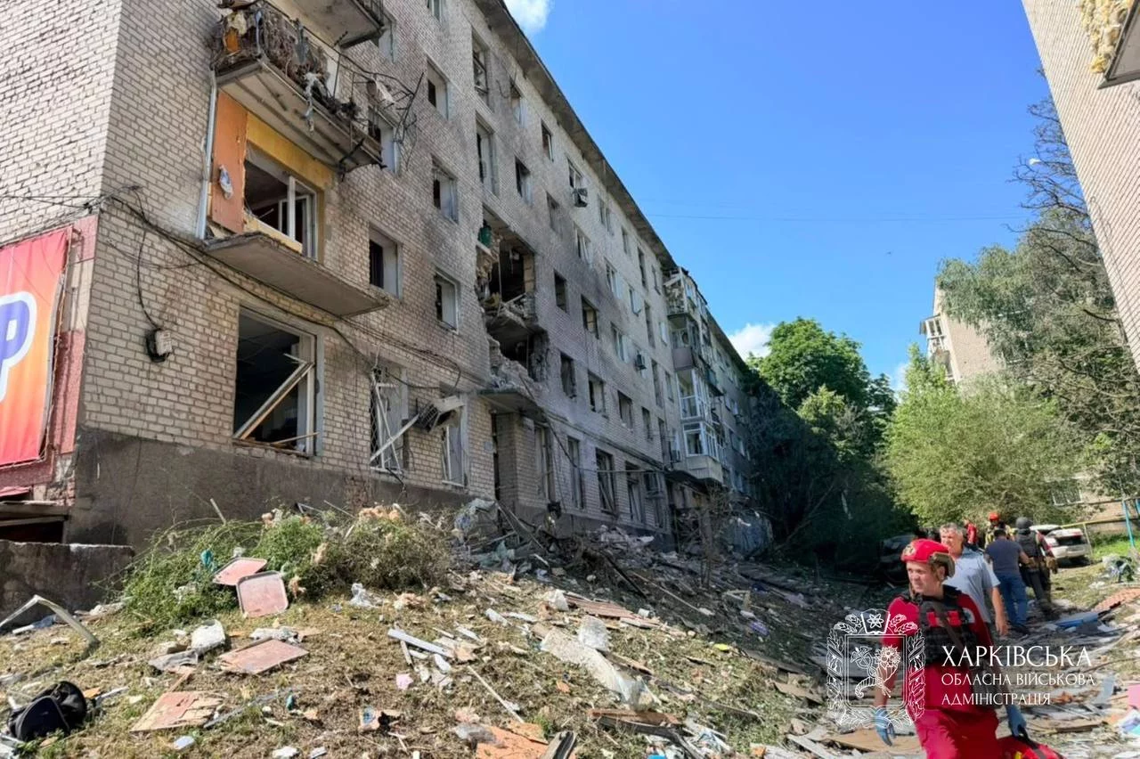 Показали последствия удара БпЛА по Изюму — «прилет» в жилой дом (видео, фото)