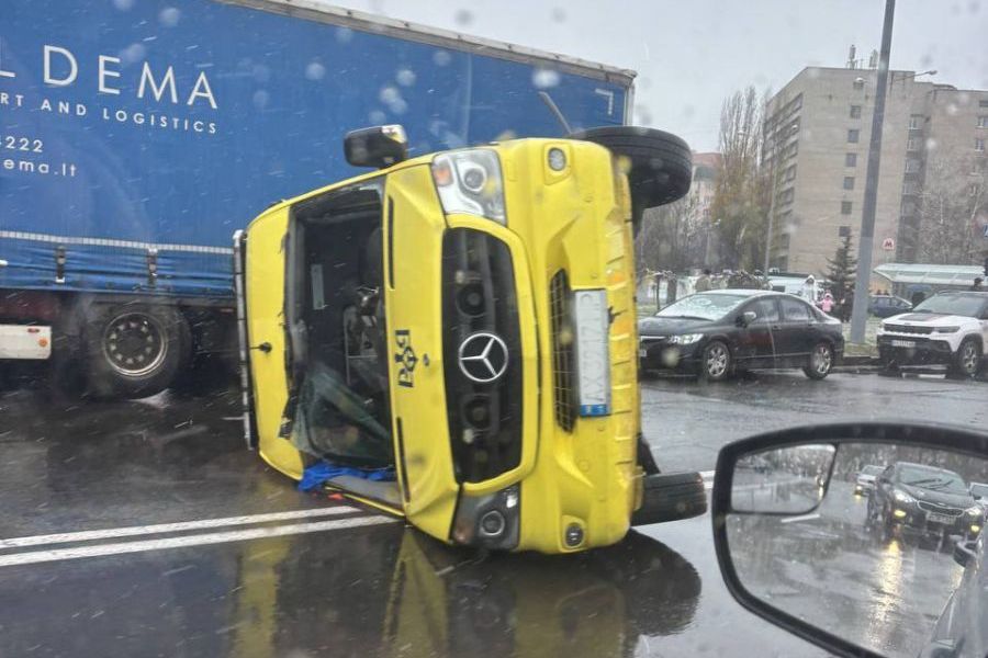 В Харькове перевернулась «скорая» (фото, видео)
