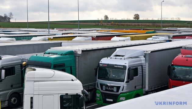 На двох пунктах пропуску з Польщею відновили рух вантажівок
