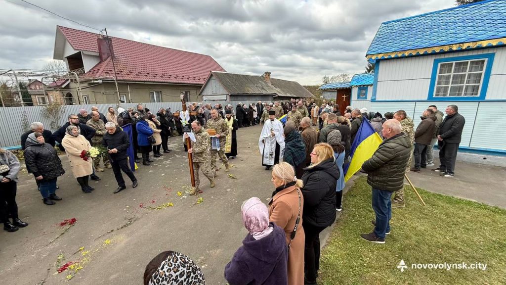 У Нововолинській громаді попрощалися із воїном Павло Дорощуком