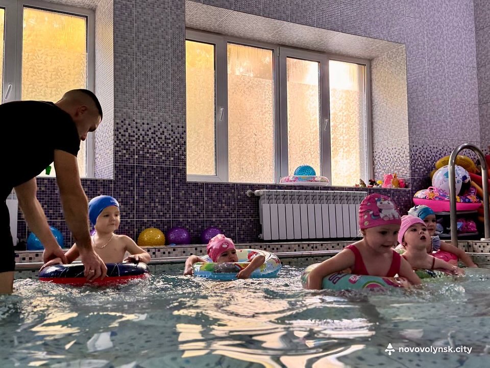 У Нововолинську запрацювали два басейни
