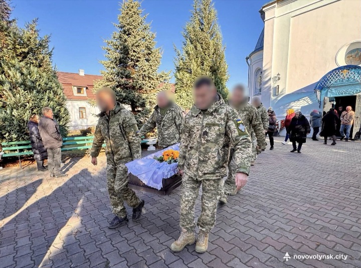 Нововолинська громада попрощалася із Захисником Олександром Білецьким