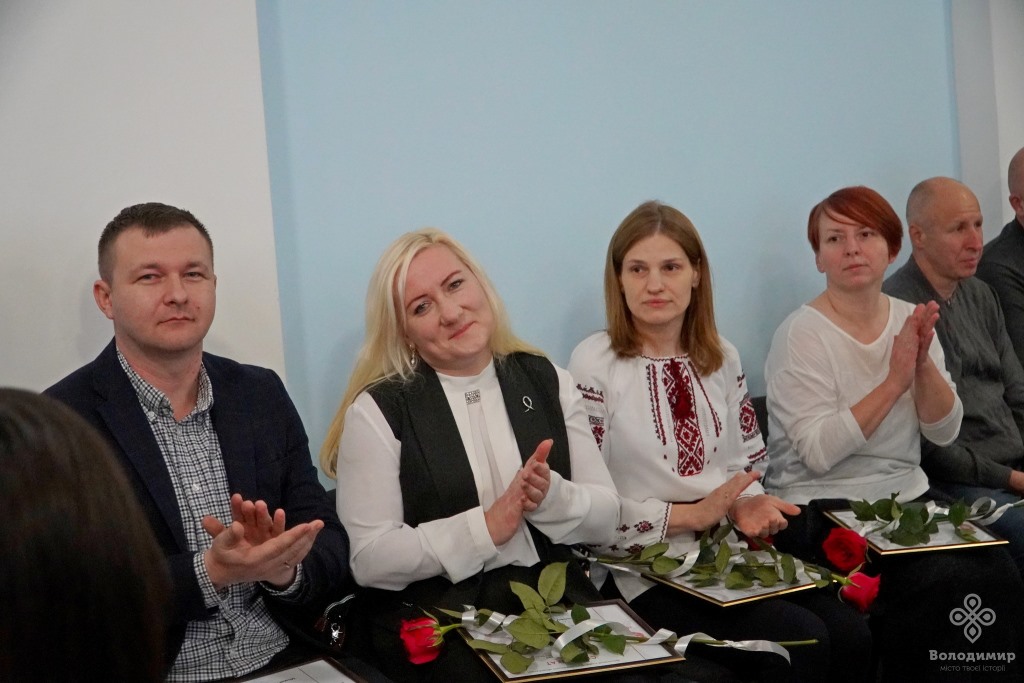 Успішні педагоги Володимирської громади отримали сертифікати на виплату премій