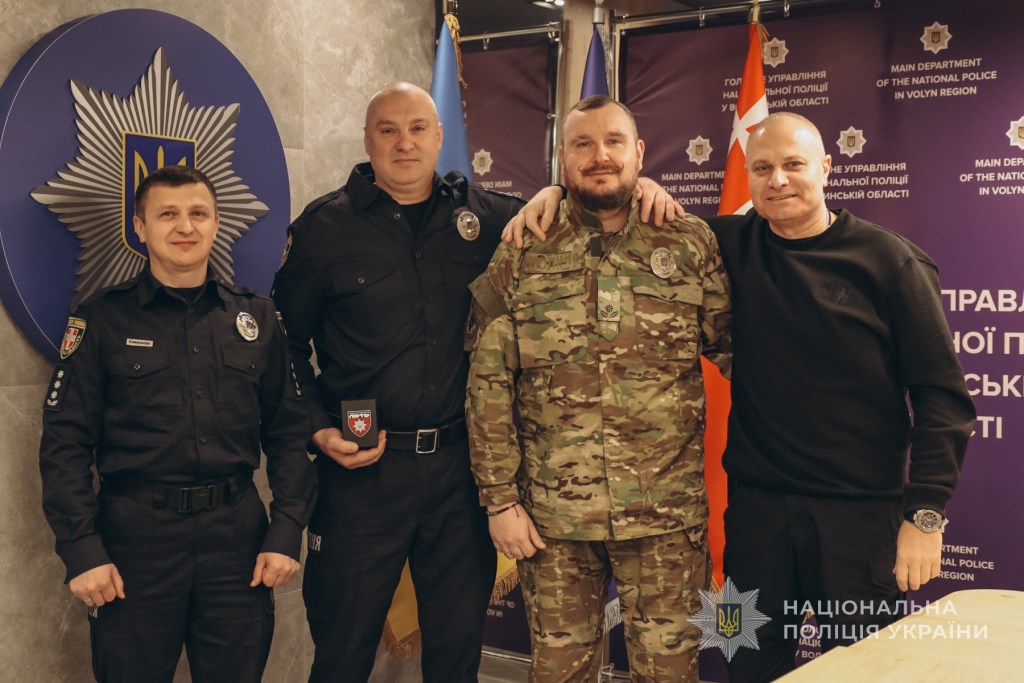 Представник ОШБ «Лють» Олег Булатов відзначив волинського офіцера Юрія Столярчука