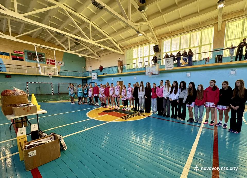 Баскетболісти Нововолинська отримали новий спортивний інвентар