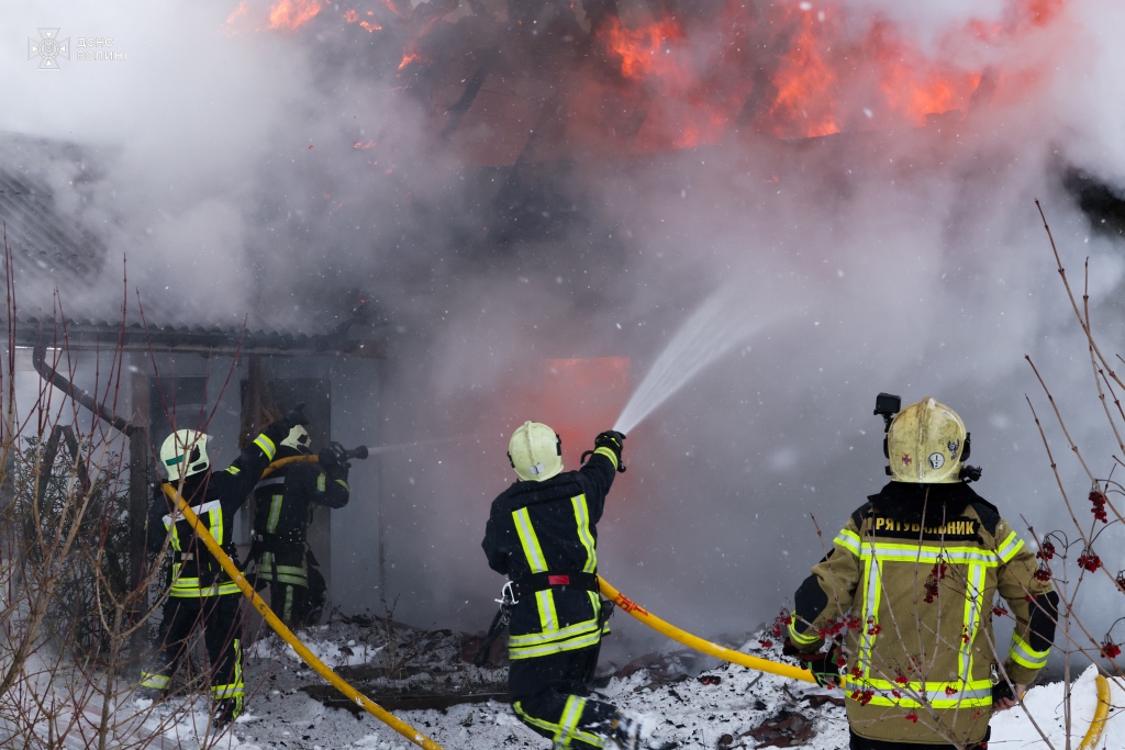 Луцькі вогнеборці врятували від знищення вогнем житловий будинок