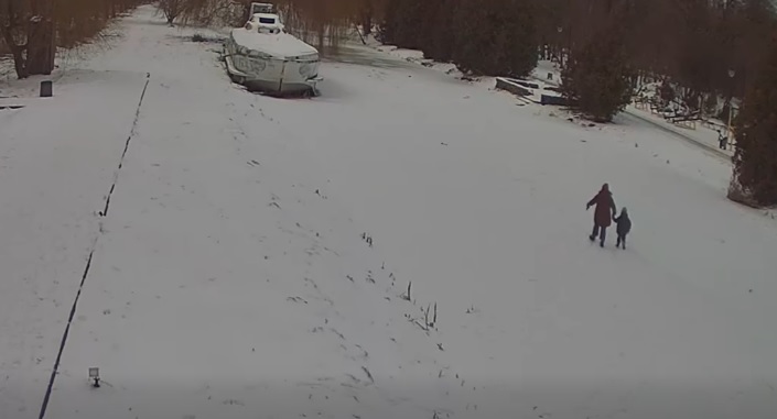 Небезпечні розваги: у Луцьку камери відеоспостереження зафіксували прогулянки дітей тонкою кригою