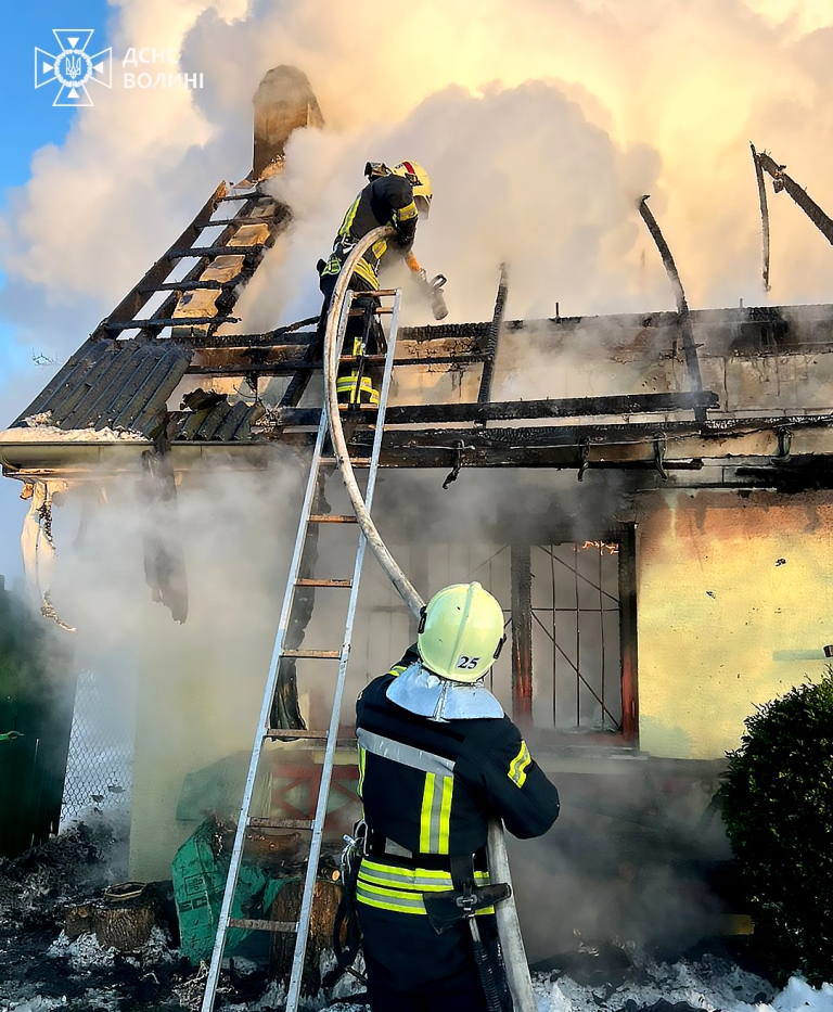Минулої доби волинські рятувальники ліквідували шість пожеж у житловому секторі, ще одне займання приборкали після опівночі