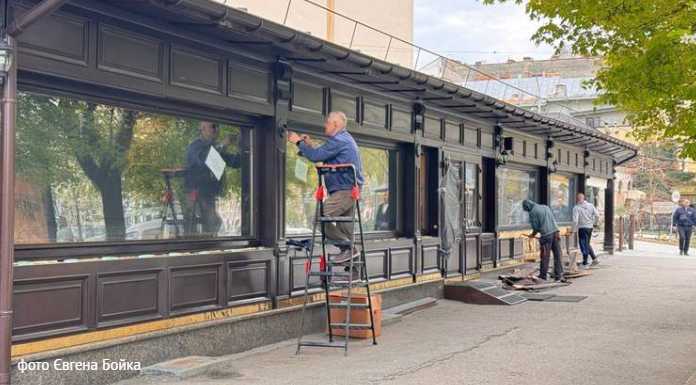 У центрі Львова почали демонтаж скандальних літніх майданчиків