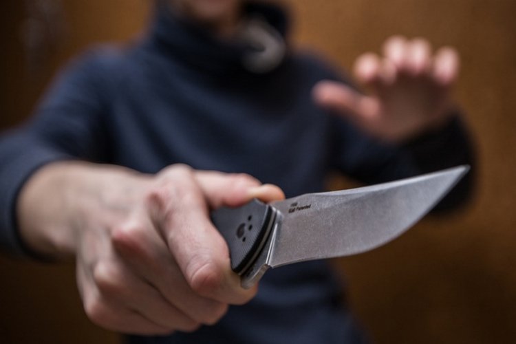 В Киеве мужчина с ножом ограбил салон красоты