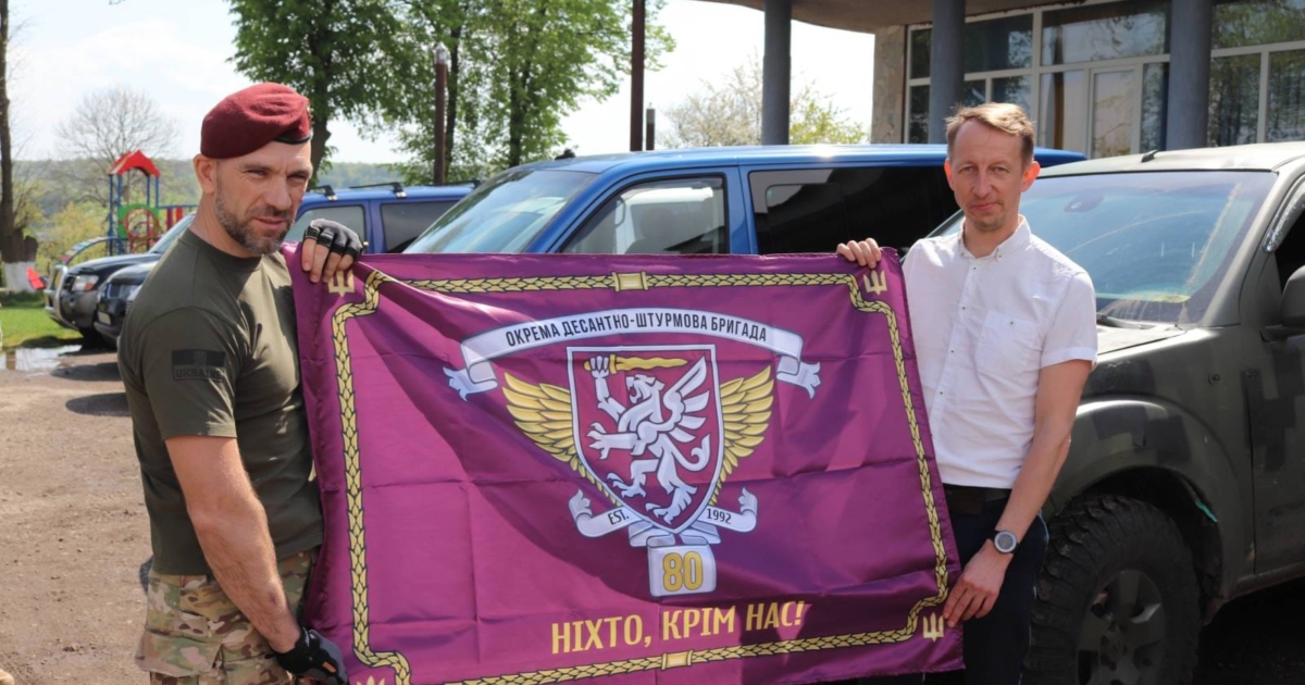 Разом з естонцями волонтери Боднарова відправили захисникам 11 машин і лафету