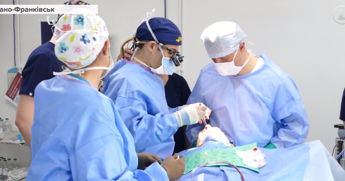 Титанові імпланти замість кісток: у Франківську хірурги міжнародної місії відновлюють військовим обличчя