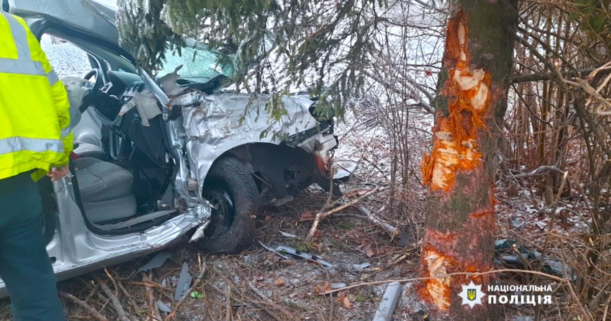 На Городенківщині п'яний водій заїхав у дерево – двоє травмованих