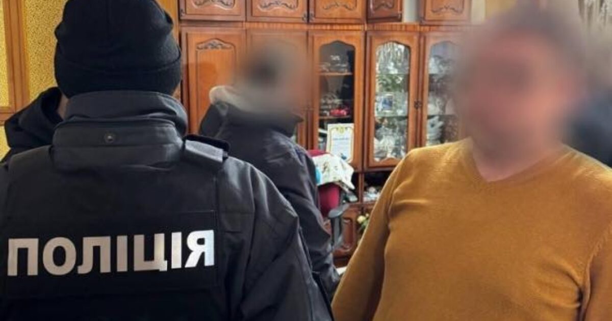 Поліцейські затримали прикарпатця, який під час сварки на дорозі поранив ножем водія іншого авто