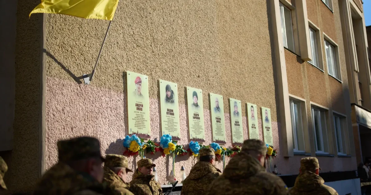 У франківському ліцеї №25 відкрили пам'ятні дошки трьом полеглим захисникам