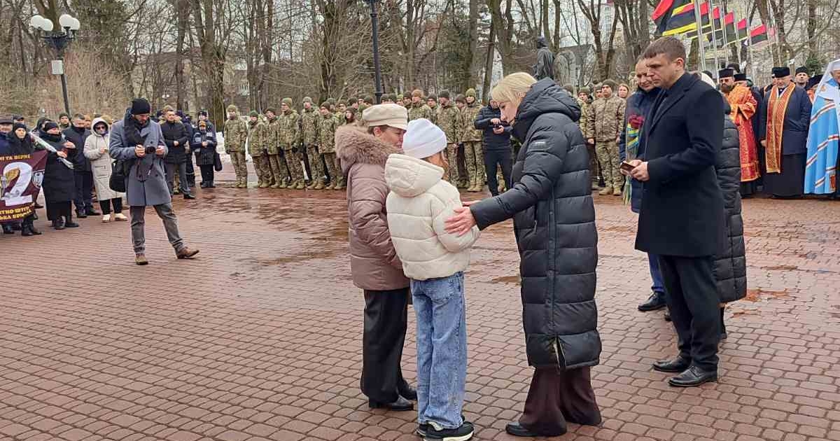 Рідним полеглого воїна з Коломийщини Андрія Винничука вручили орден «За мужність»