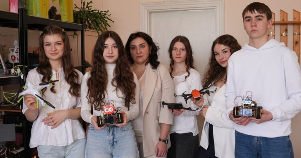 На Калущині вчителька створила STEM-лабораторію і з учнями виготовляє дрони