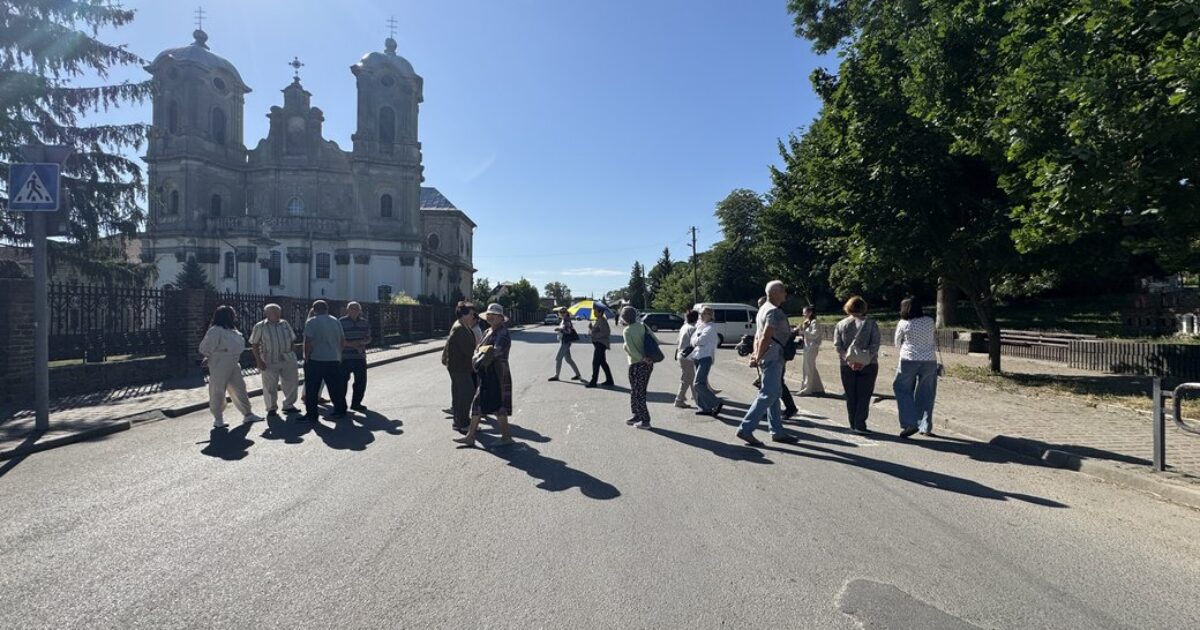 У Городенці на Франківщині люди перекривали вулицю - вимагають відремонтувати 800 м дороги