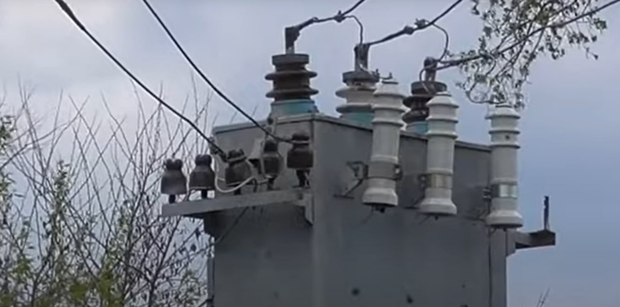 За пошкодження об’єктів електроенергетики та крадіжки трансформаторної оливи двоє жителів Сумщини сіли в тюрму
