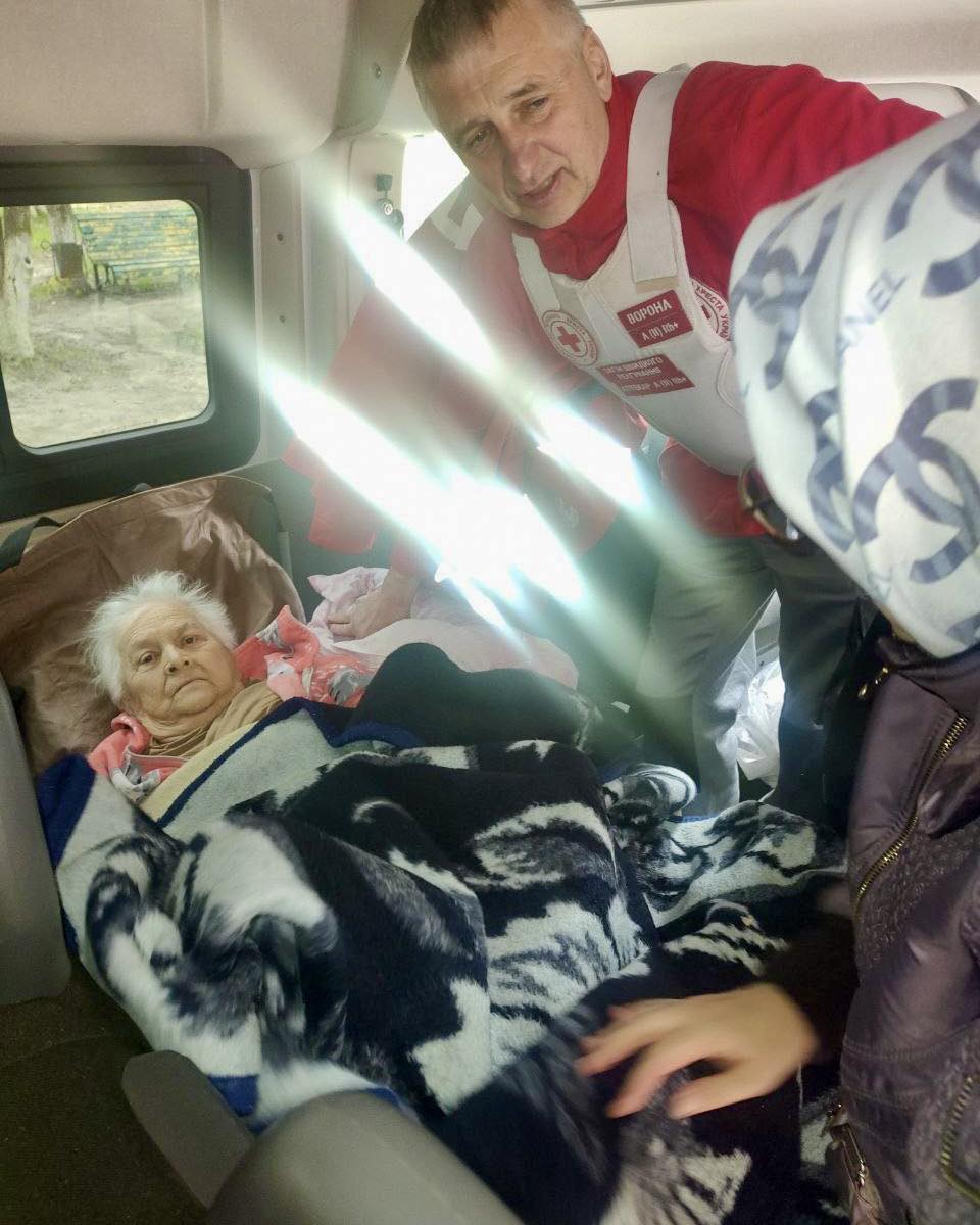 Волонтери Червоного Хреста евакуювали з прикордонної Середино-Буди лежачу пенсіонерку