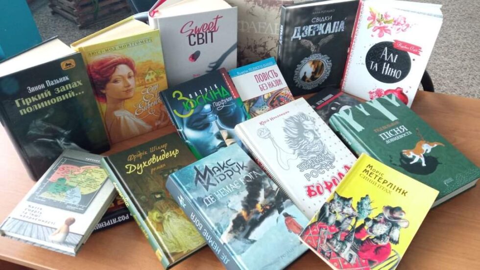 У Шосткинську бібліотеку передали книги з різних куточків України