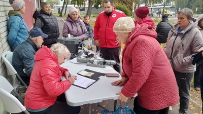 Пункти видачі їжі, вода та світло погодинно: що відомо про ситуацію в Шостці