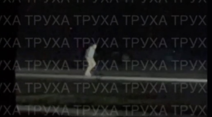 «Солі», осіннє загострення чи біла гарячка? У Сумах посеред ночі на Харківській бігає чоловік, кидається на машини і несамовито кричить