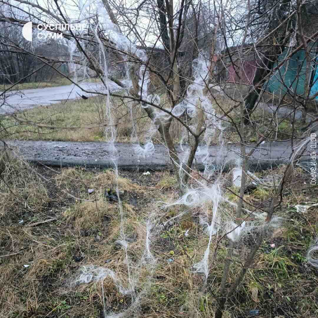 РЕБ був безсилий? Росіяни вдарили по будинку у Білопіллі «дроном на проводі» — нові деталі атаки